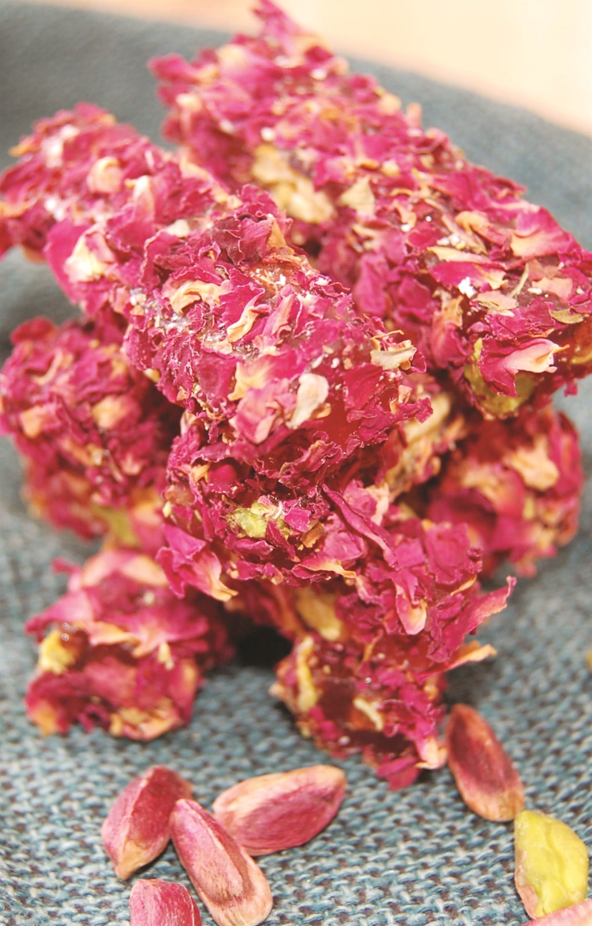 Gül Yapraklı Antep Fıstıklı Lokum (1 Kg.)