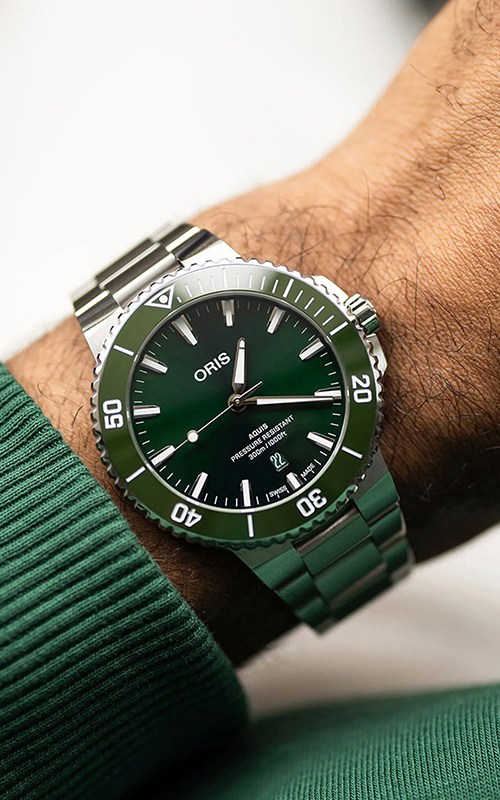 Oris 733 7789 4157-07 8 23 04PEB Aquis Date Erkek Kol Saati