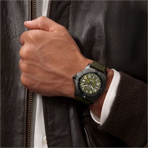 Breitling V323952A1L1X1 Avenger Erkek Kol Saati