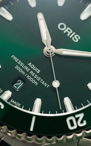 Oris 733 7789 4157-07 8 23 04PEB Aquis Date Erkek Kol Saati