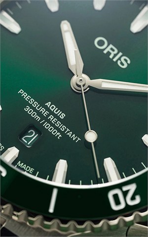 Oris 733 7789 4157-07 8 23 04PEB Aquis Date Erkek Kol Saati