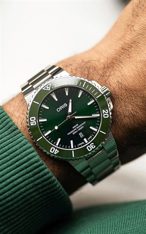 Oris 733 7789 4157-07 8 23 04PEB Aquis Date Erkek Kol Saati