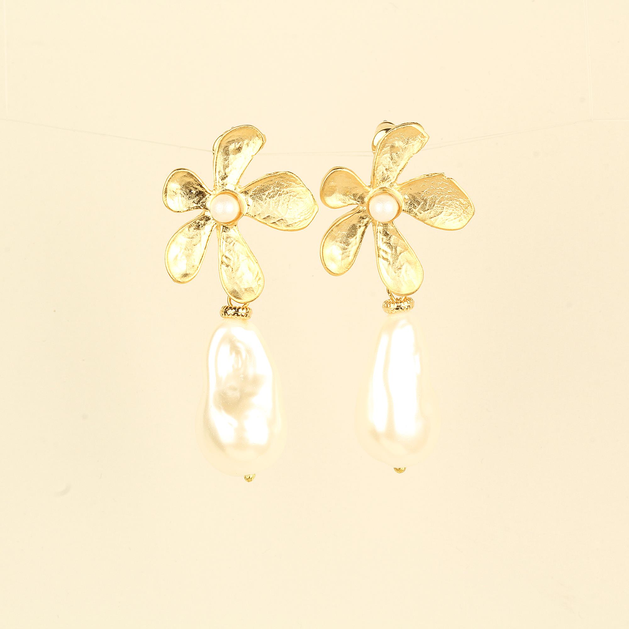 Daisy Pearl Earrings
