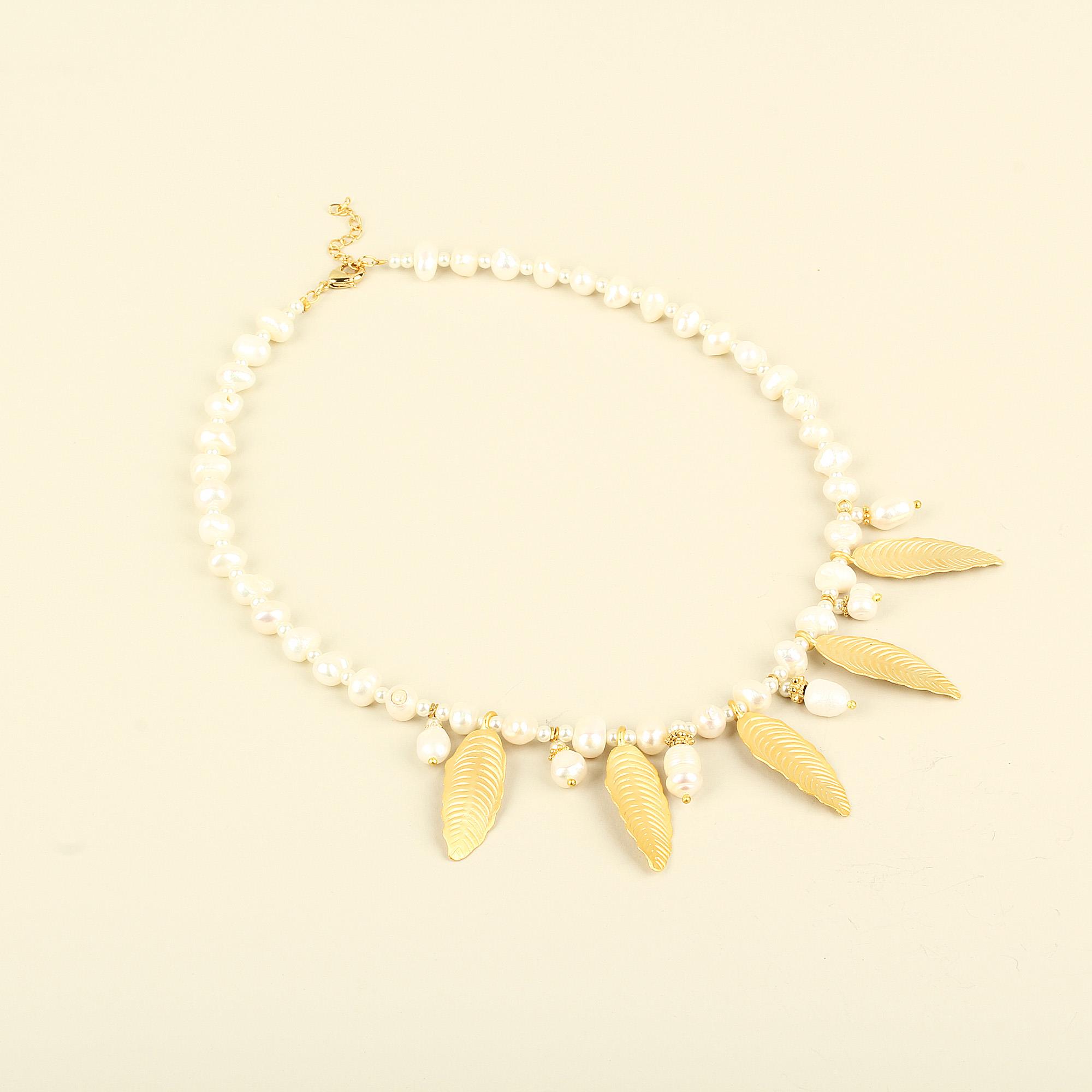 Leafs and Pearls Necklace