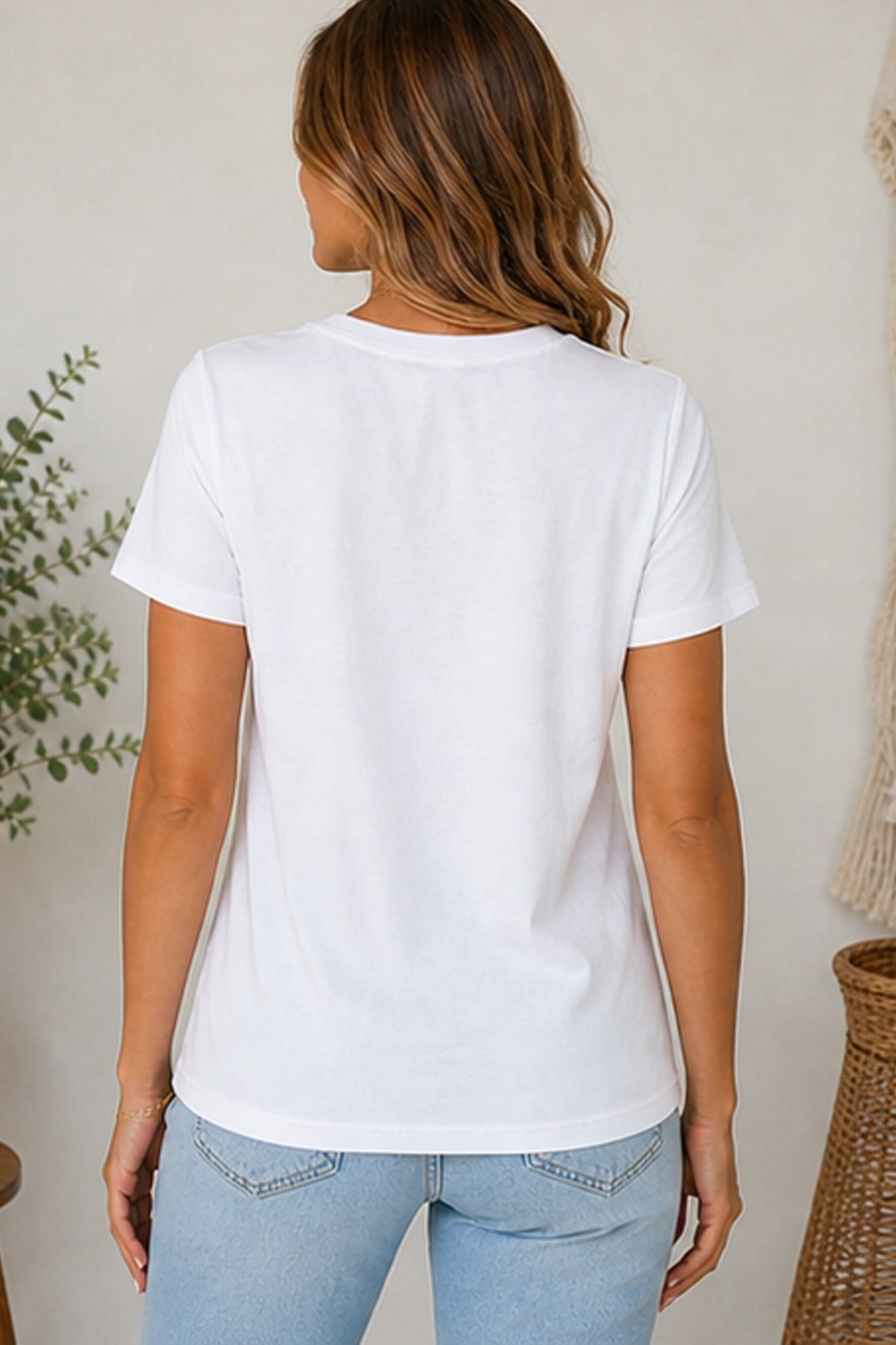 Kadın %100 Pamuk İşlemeli Çiçekli V Yaka Tişört