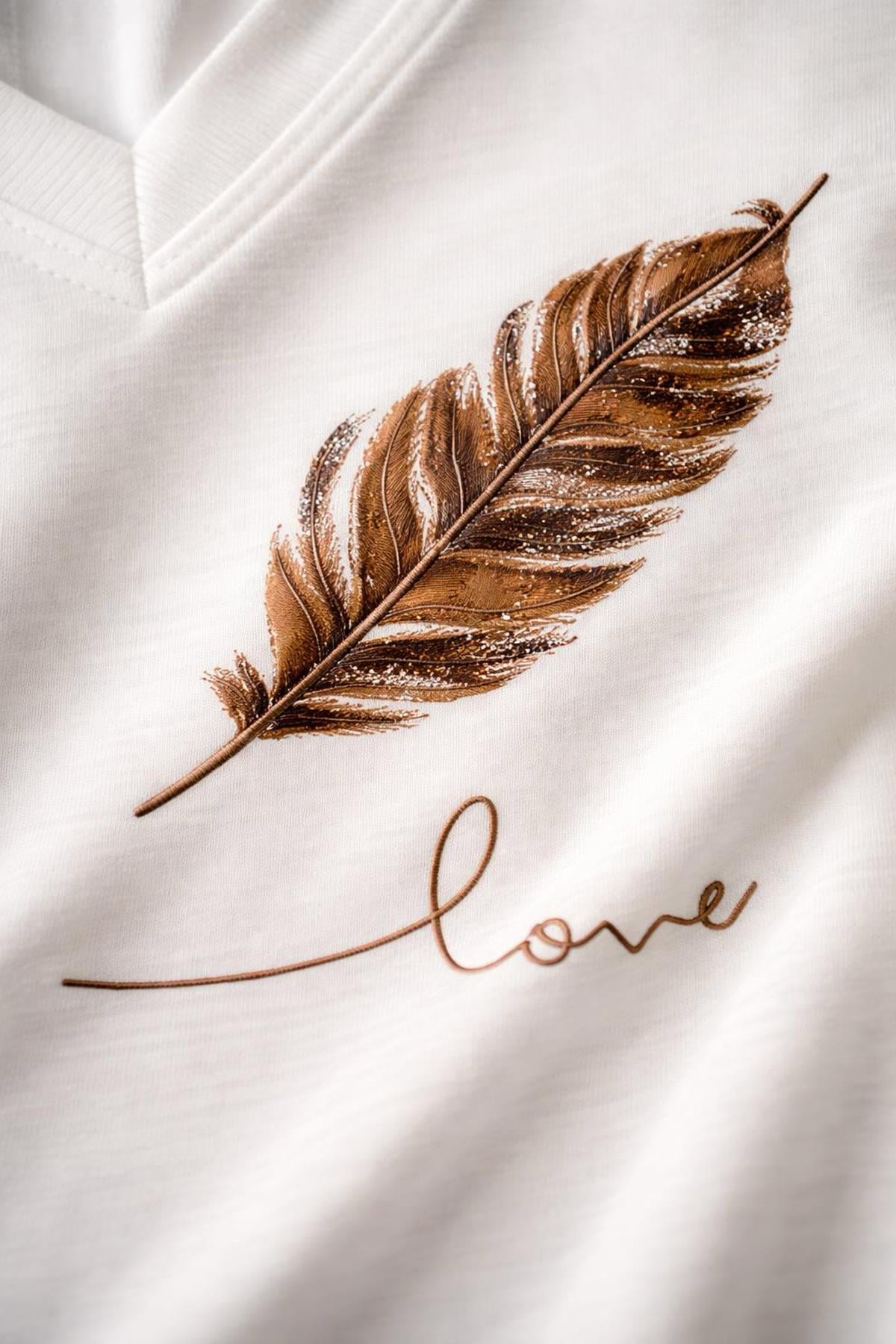 V Yaka Love Feather Büyük Beden Tişört