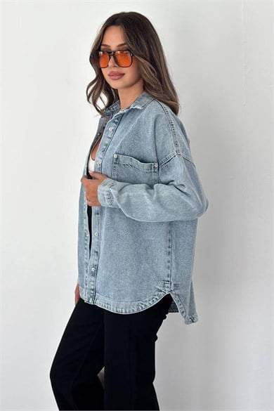 Kadın Açık Mavi Oversize Kot Ceket Gömlek – Çift Torba Cepli Metal Çıtçıtlı Denim Ceket