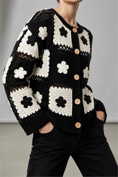 Kadın Çiçek Aplikeli Patchwork Kroşe Örgü Ahşap Düğmeli Hırka - Siyah