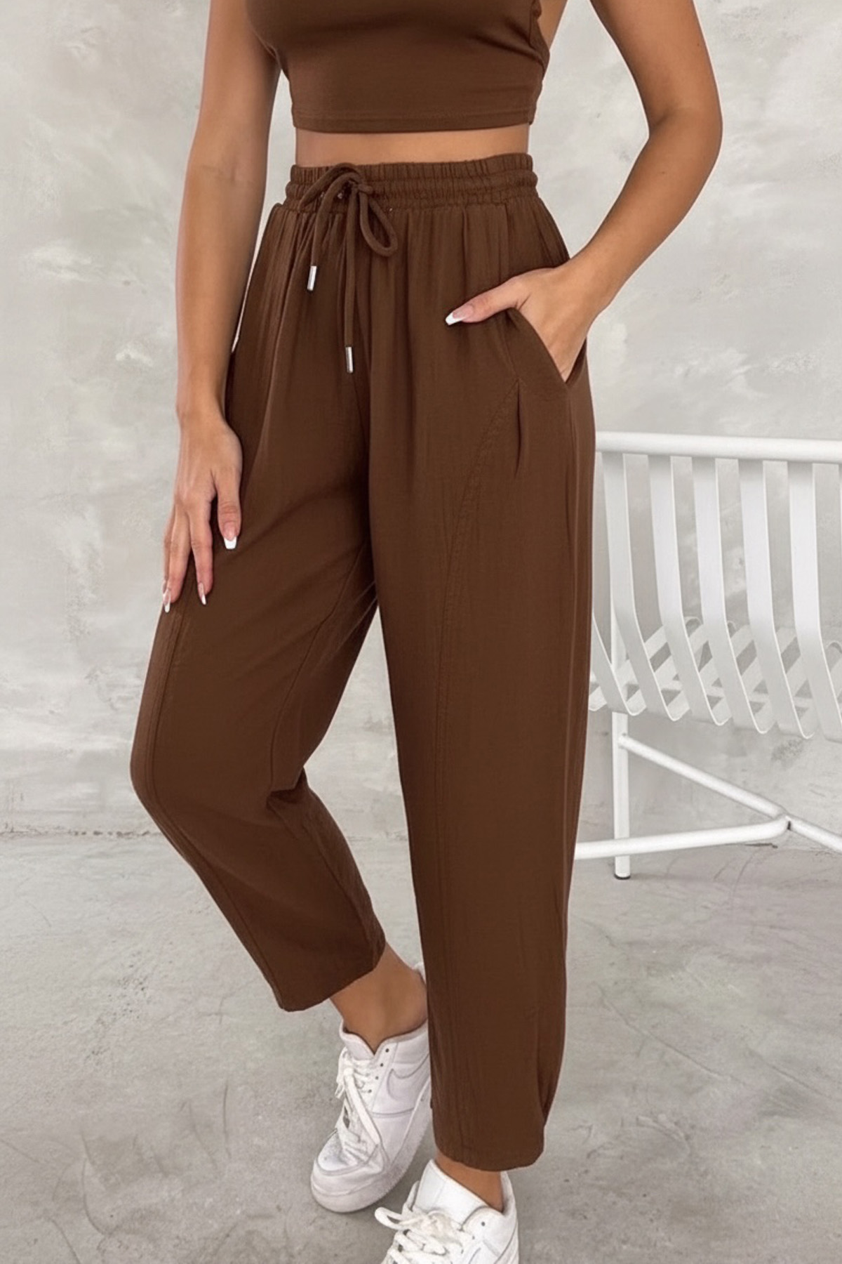 Pamuklu Müslin Kumaş Paça Pensli Balon Pantolonn İstangulbutik.com'da pamuklu müslin kumaştan üretilmiş paça pensli balon pantolonları bulabilirsin. Şıklığı ve rahatlığı bir arada sunan bu pantolonlarla tarzınızı tamamlayın!PantolonİSTANGÜL BUTİK