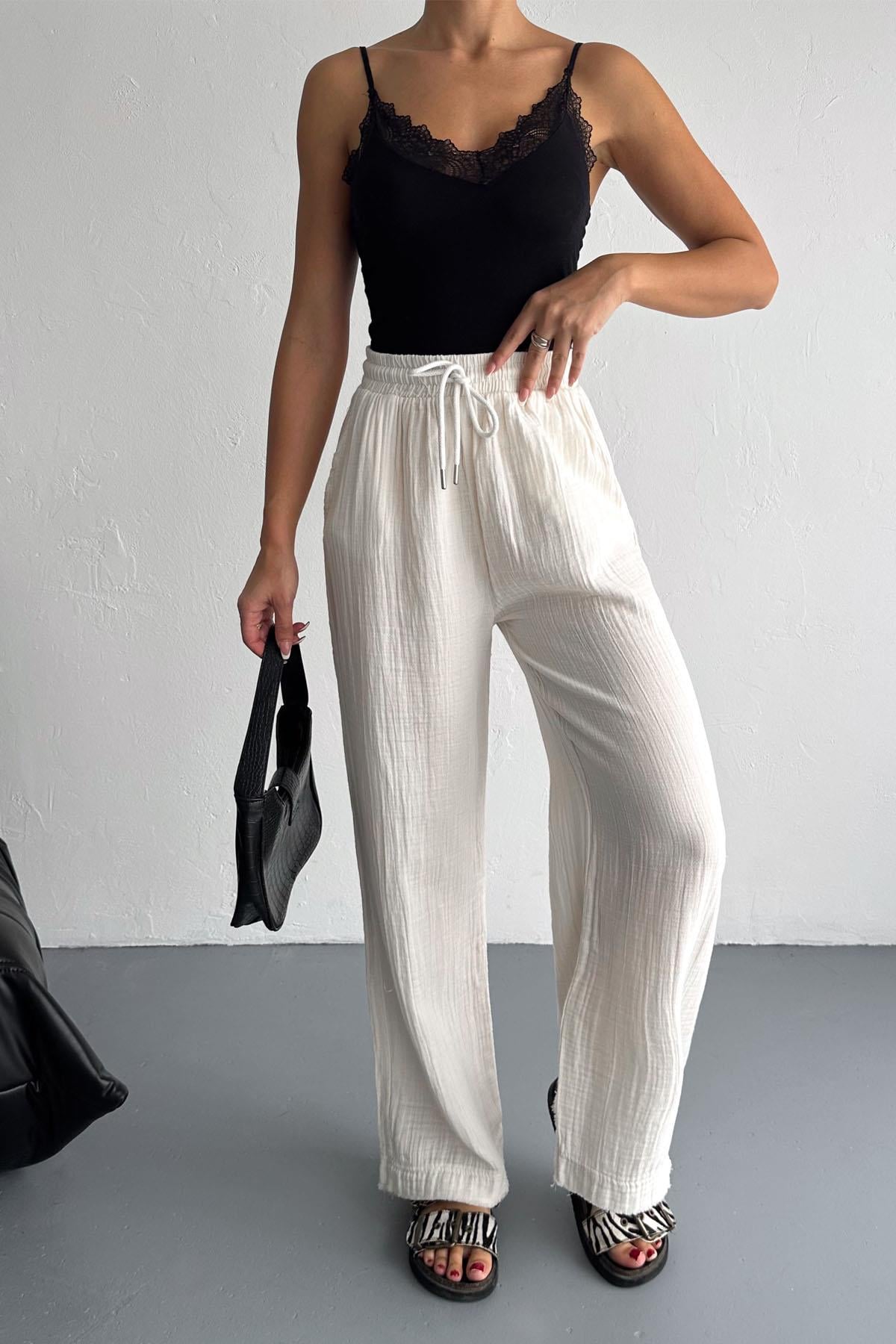 Pamuklu Müslin Kumaş Paça Püskül Bol Paça Pantolonİstangulbutik.com'da şık ve rahat pamuklu müslin kumaştan üretilmiş paça püsküllü bol paça pantolonları keşfedin. Tarzınızı yansıtan en yeni trendleri yakalayın!PantolonİSTANGÜL BUTİK