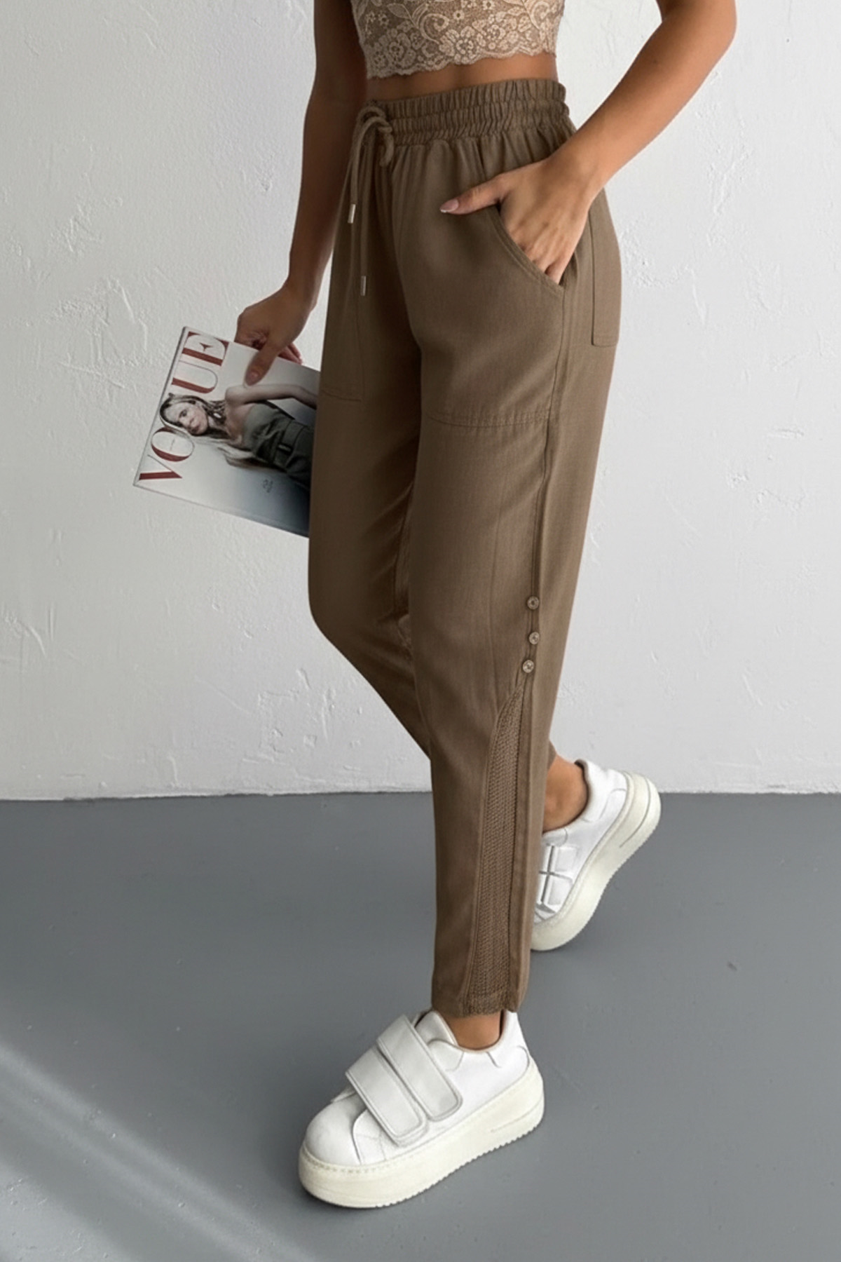 Paça File ve Düğme Detay Keten Pantolonİstangulbutik.com'da şık ve tarz görünmenin anahtarı: Paça file ve düğme detaylı keten pantolonlar! En şık kombinleri tamamlaman için hemen göz atabilirsin.PantolonİSTANGÜL BUTİK