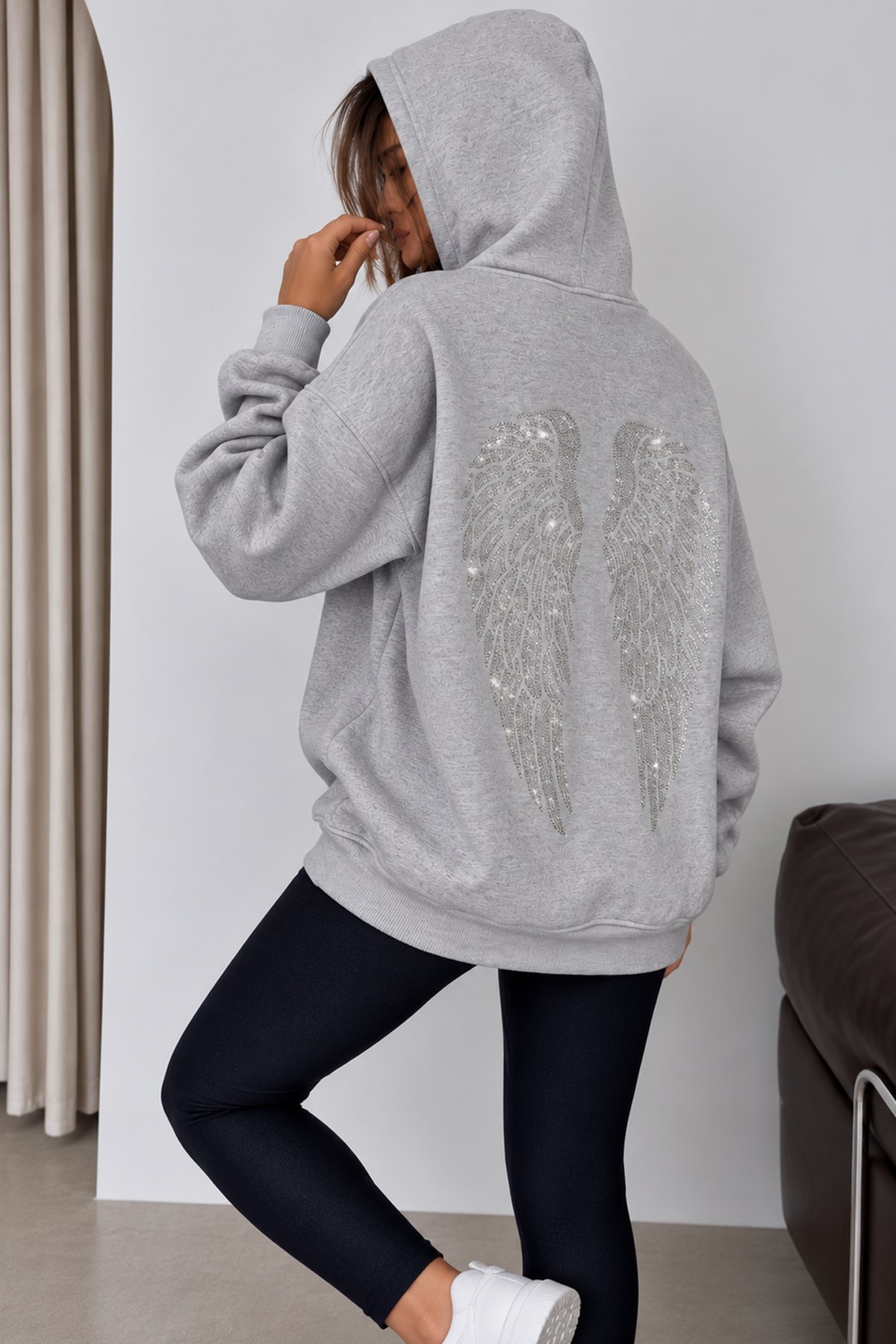 Kadın Melek Kanadı Taş Tasarımlı Kapüşonlu Kanguru Cepli Üç İplik Şardonlu SweatshirtMelek Kanadı Taşlı Kapüşonlu Şardonlu Sweatshirt | İstangül ButikSweatshirtİSTANGÜL BUTİK