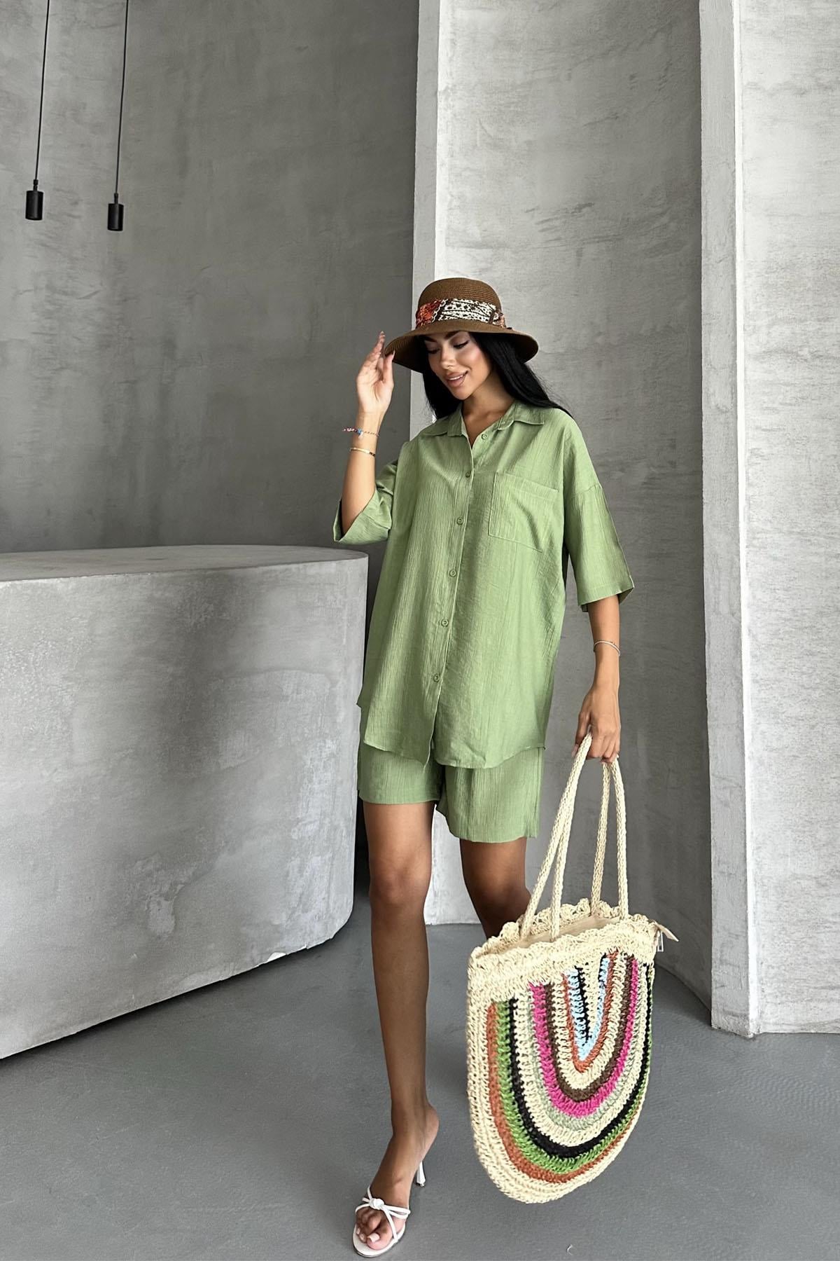 Strawberry Breeze Çilek Dokuma Şortlu Yazlık TakımStrawberry Breeze Oversize Şortlu Takım – Yazlık Çilek Dokuma Kadın TakımTAKIMİSTANGÜL BUTİK