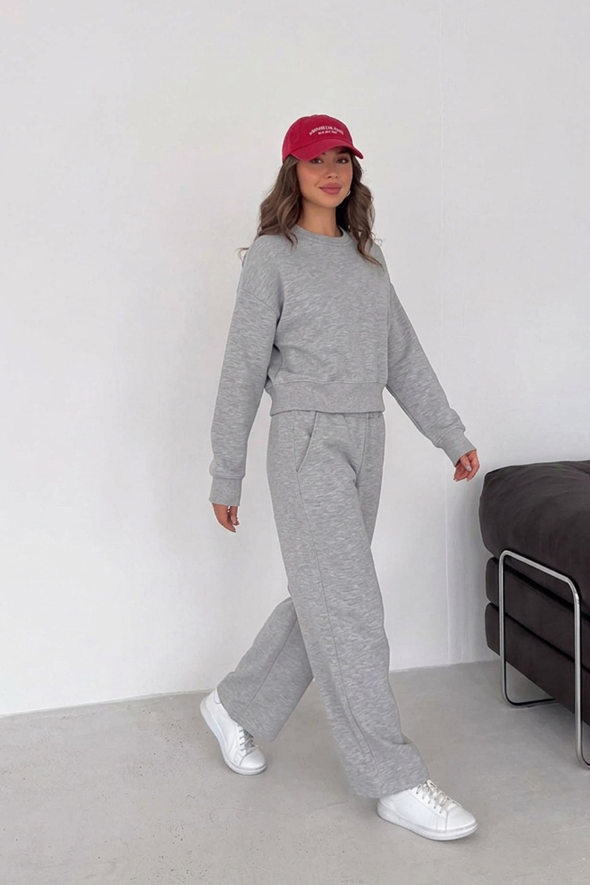 Kadın Bisiklet Yaka Sweatshirt ve Bol Paça Cepli Pantolon Üç İplik Şardonlu Eşofman Takımı - GriÜç İplik Şardonlu Bol Paça Kadın Eşofman Takımı | İstangül ButikTAKIMİSTANGÜL BUTİK