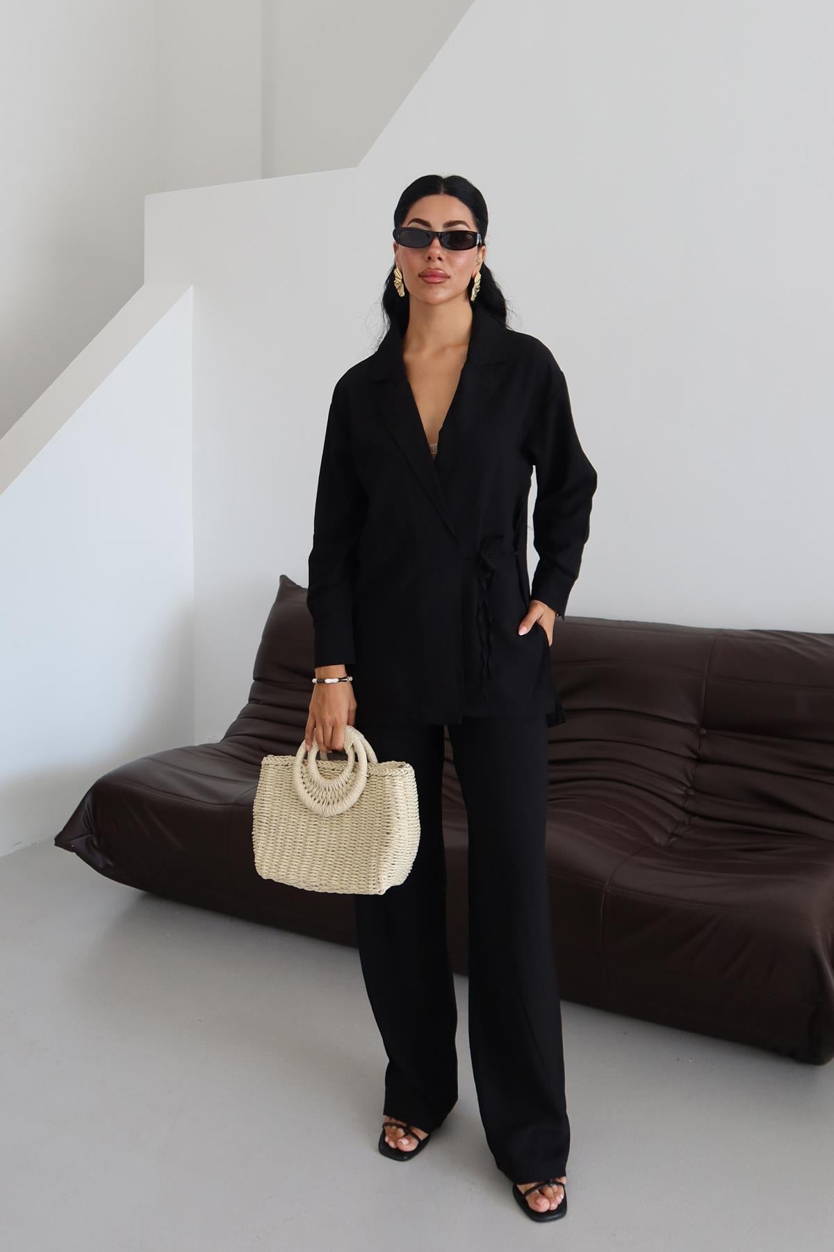 Urban Chic Kruvaze Yaka TakımUrban Chic Kruvaze Yaka Kadın Takım – Modern ve ZarifTAKIMİSTANGÜL BUTİK
