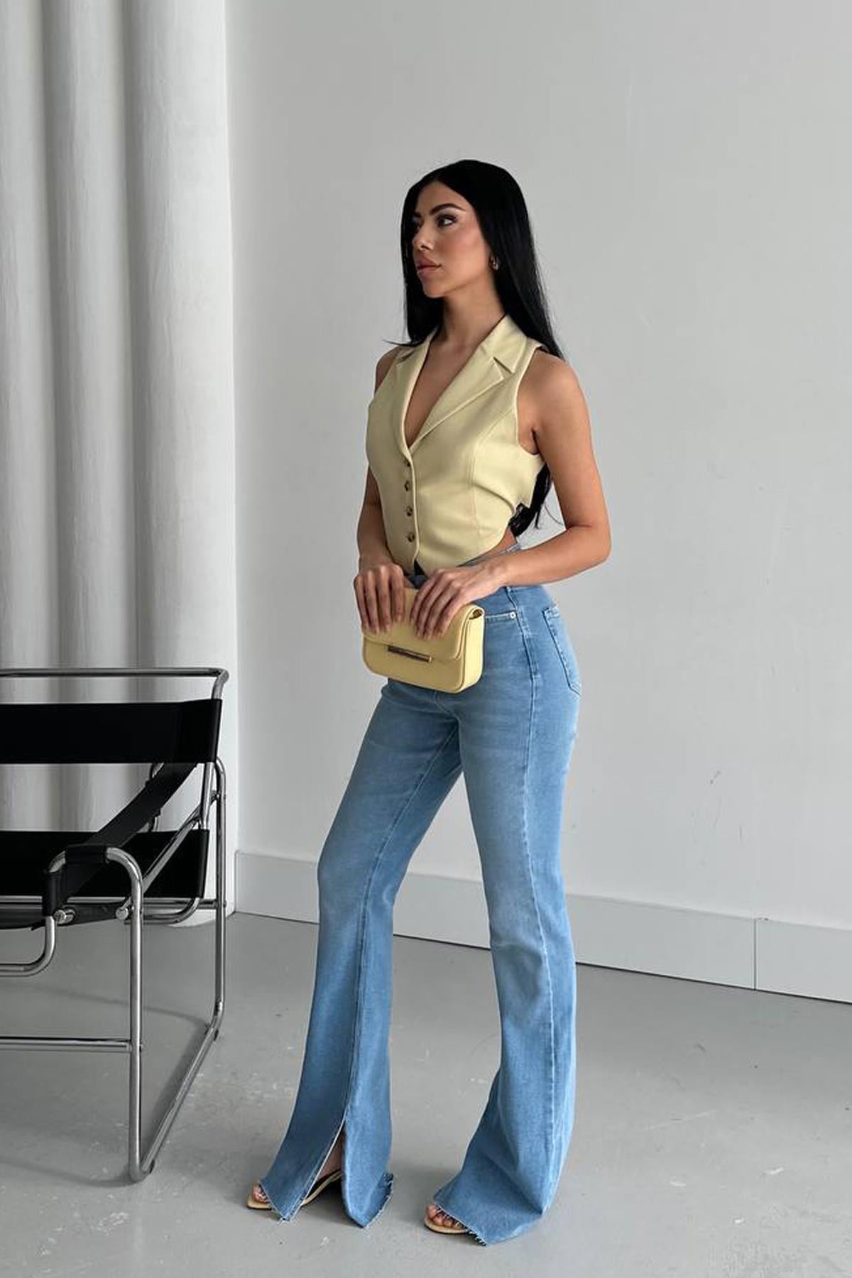 Wave Line Paça Yırtmaçlı İspanyol JeanWaveLine Jean | Yüksek Bel Açık Mavi Hafif İspanyol Paça Jean | İstangül ButikPantolonİSTANGÜL BUTİK