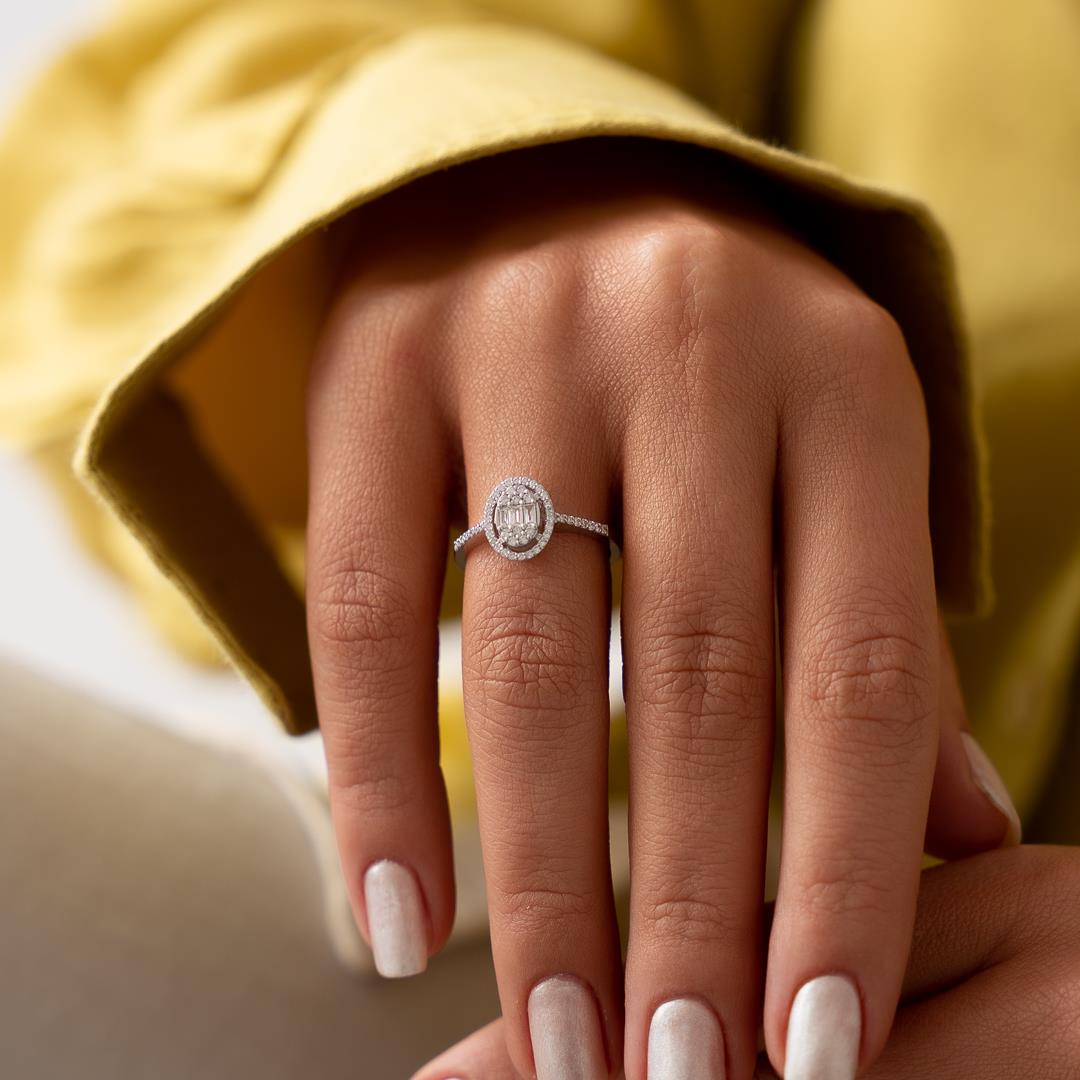 0.30 Ct Oval Baget Pırlanta Yüzük