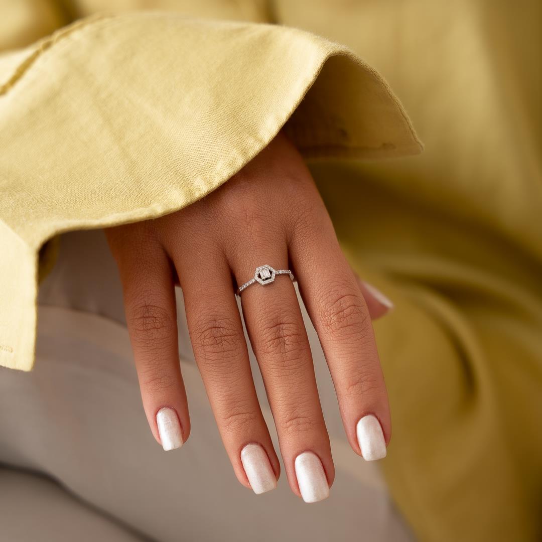 0.18 Ct Petek Baget Pırlanta Yüzük