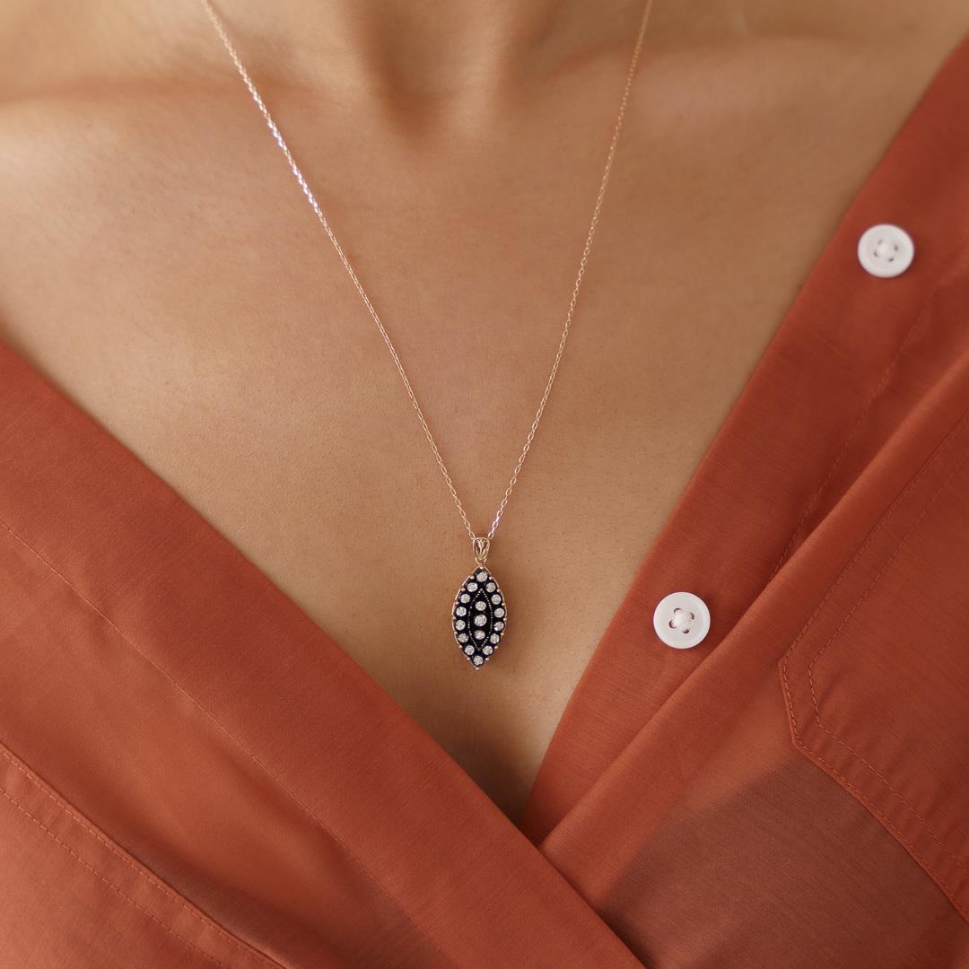 0.08 Ct Pırlanta Badem Kolye