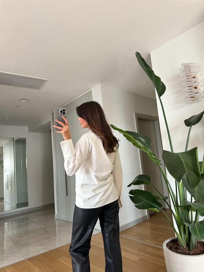 Beyaz Deri Kemer Detaylı Kruvaze Gömlek