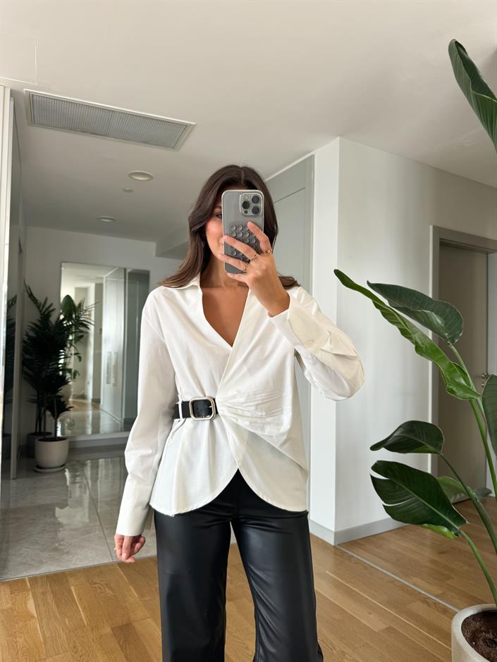 Beyaz Deri Kemer Detaylı Kruvaze Gömlek