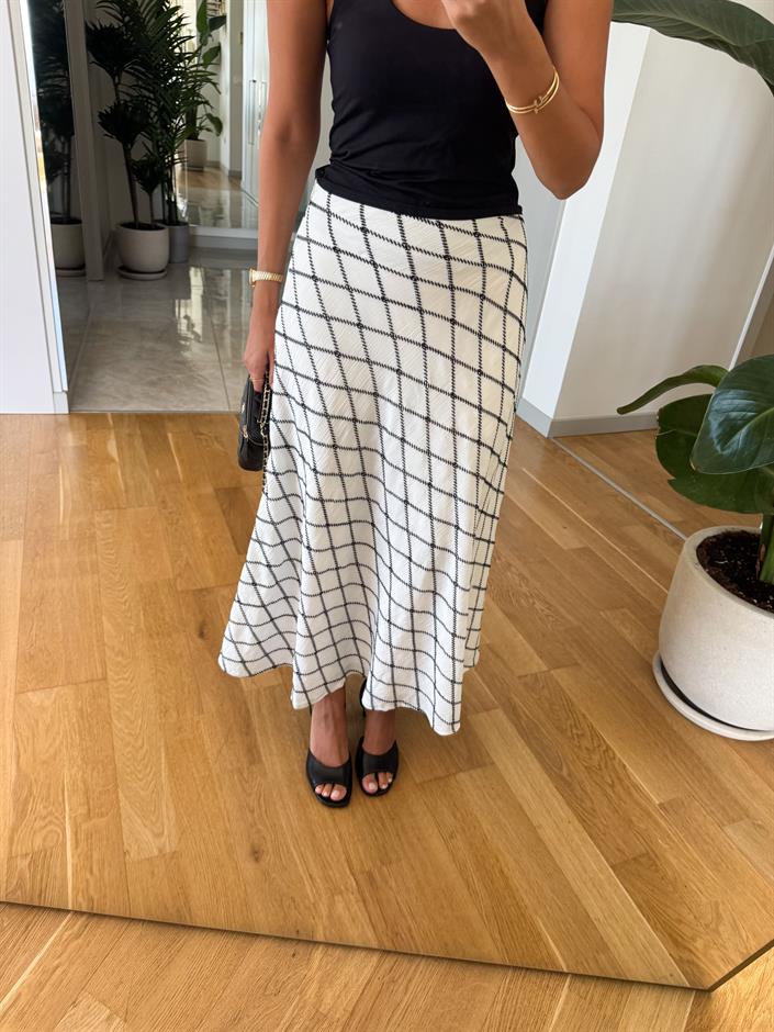 Beyaz Üzeri Siyah Kareli Midi Etek 