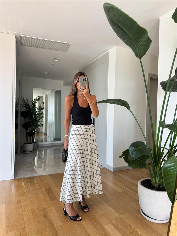 Beyaz Üzeri Siyah Kareli Midi Etek 