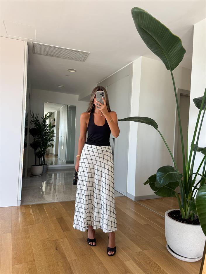 Beyaz Üzeri Siyah Kareli Midi Etek 