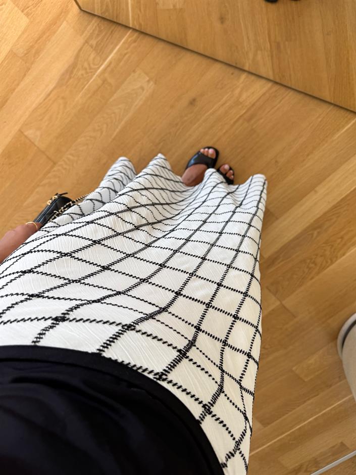 Beyaz Üzeri Siyah Kareli Midi Etek 