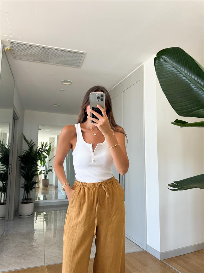 Beyaz Yakası Düğmeli Atlet