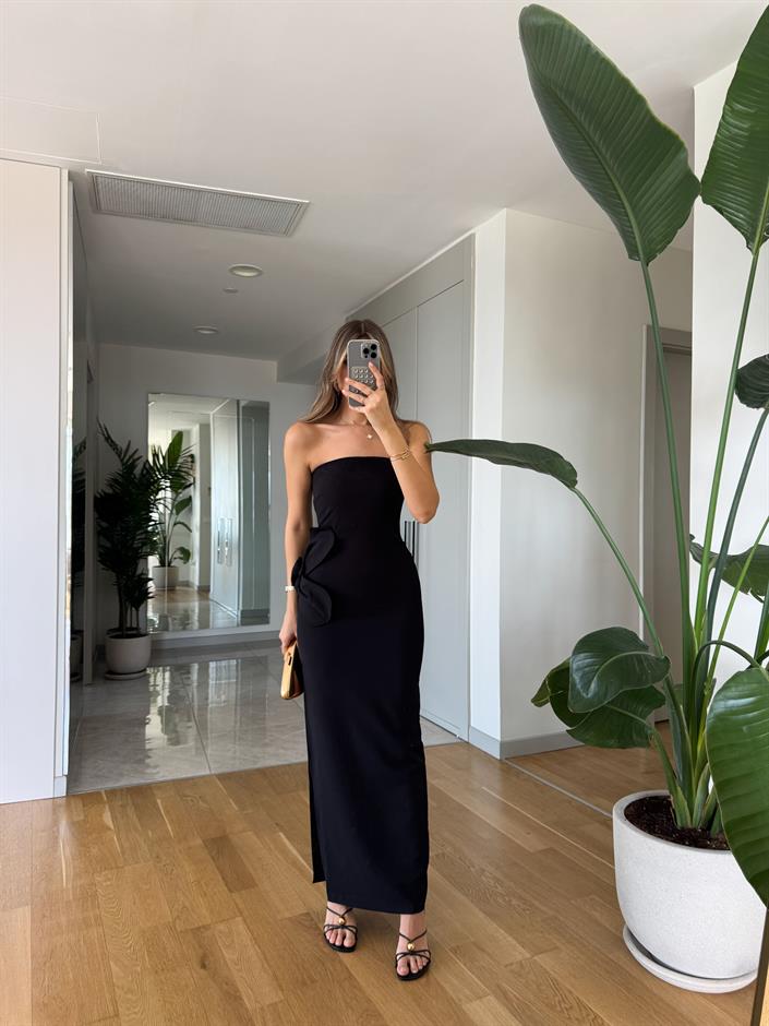 Çiçek Detaylı Straplez Yırtmaçlı Elbise - Siyah