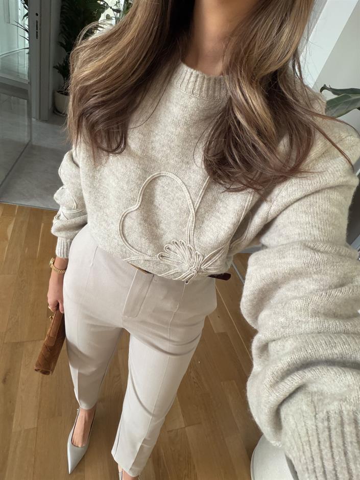 Çiçek Motifli Kazak - Bej