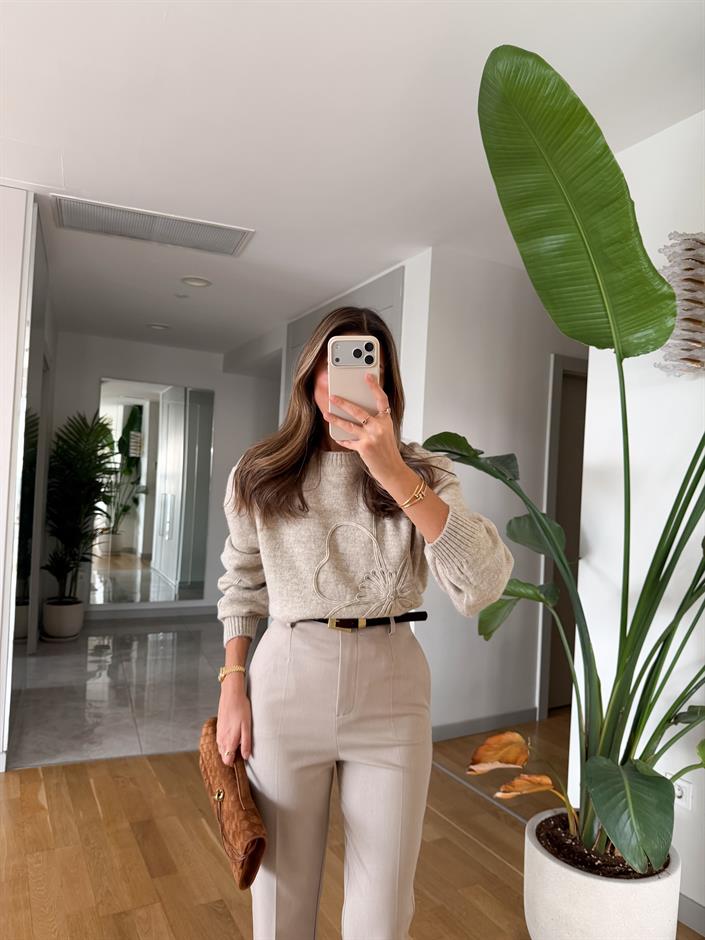 Çiçek Motifli Kazak - Bej