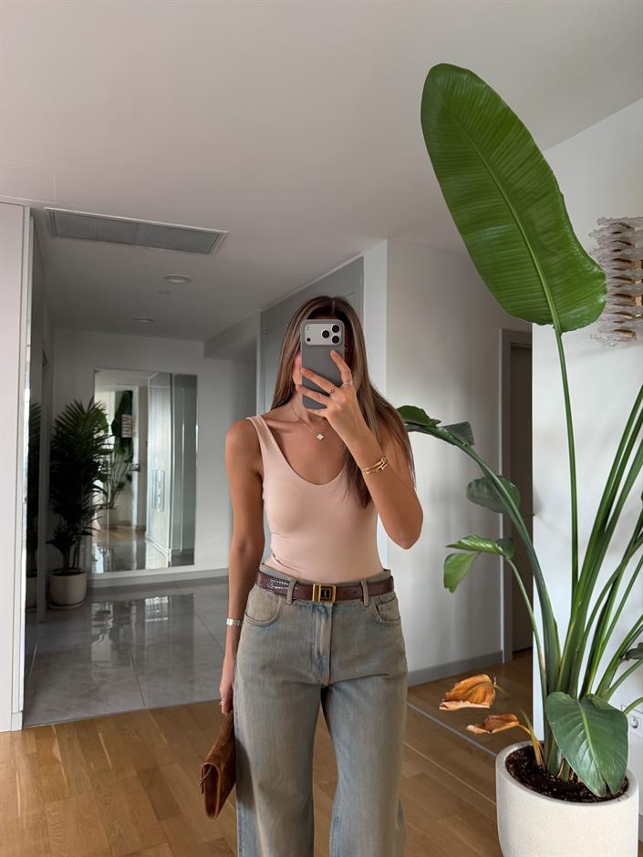 Derin Yakalı Askılı Bodysuit - Bej