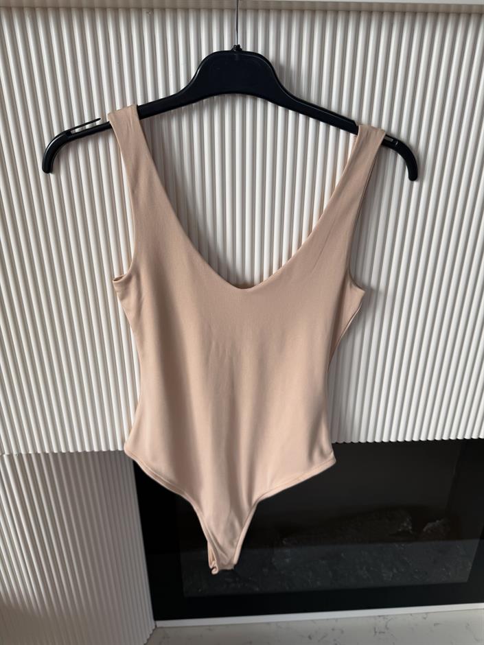 Derin Yakalı Askılı Bodysuit - Bej
