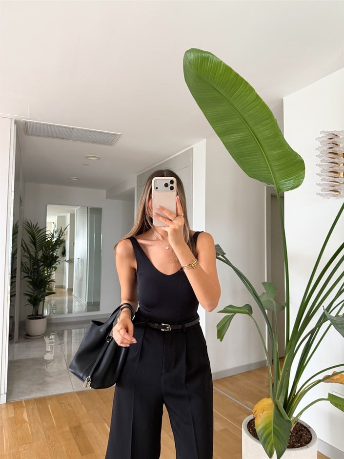 Derin Yakalı Askılı Bodysuit - Siyah