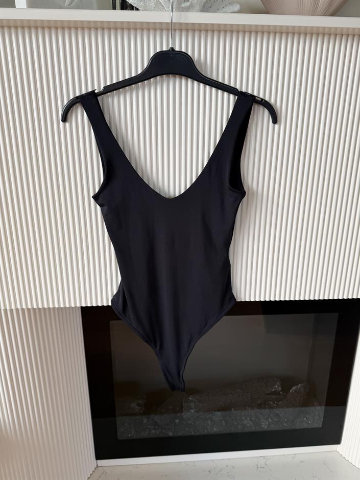 Derin Yakalı Askılı Bodysuit - Siyah