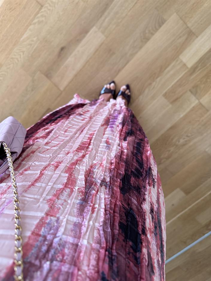 Desenli Pembe Tonlu Halter Yaka Elbise