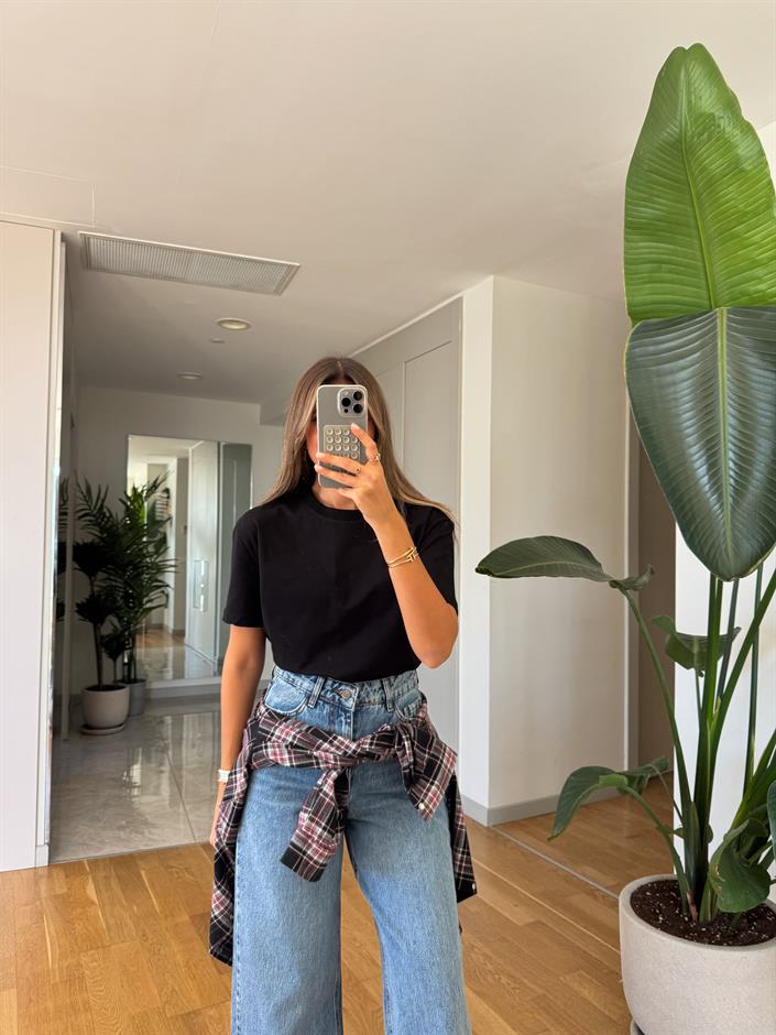 Dilvin Dekoratif Dikişli Bisiklet Yaka Tişört-Siyah