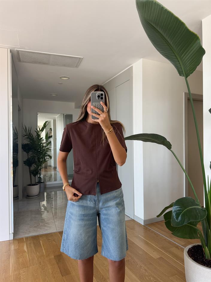 Dilvin Yırtmaç Detaylı Tişört - Kahve