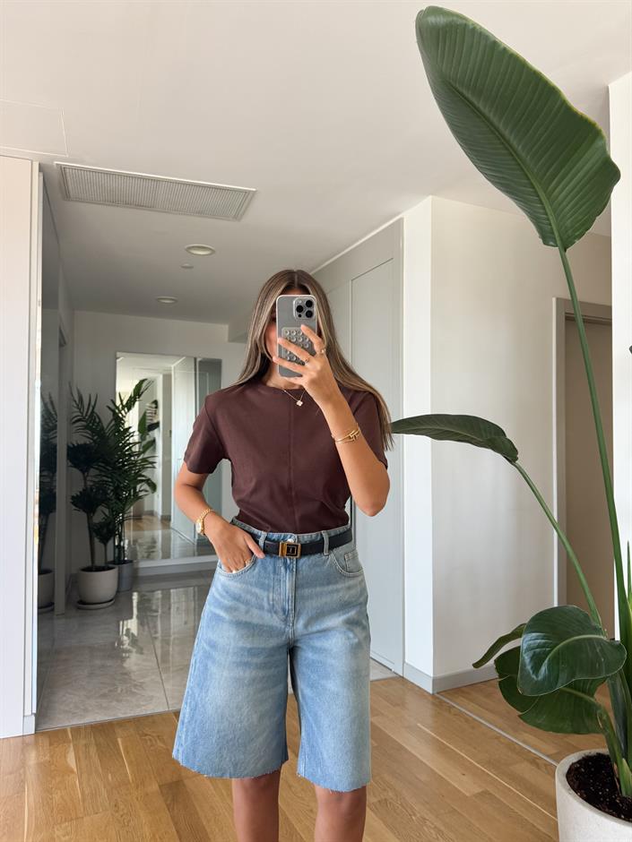 Dilvin Yırtmaç Detaylı Tişört - Kahve