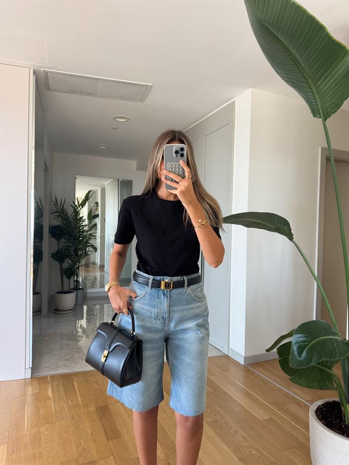 Dilvin Yırtmaç Detaylı Tişört - Siyah