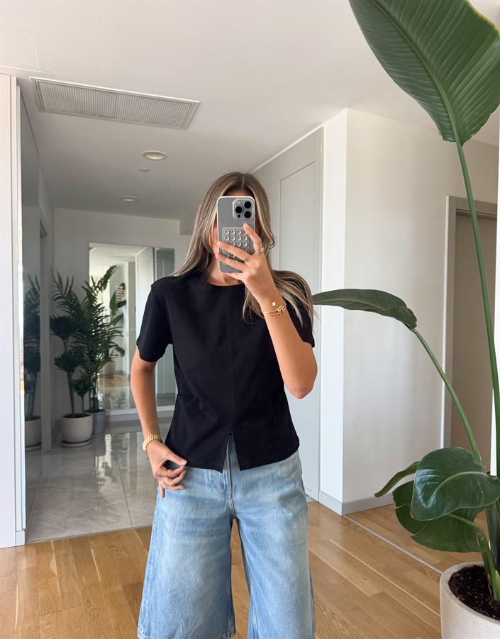 Dilvin Yırtmaç Detaylı Tişört - Siyah