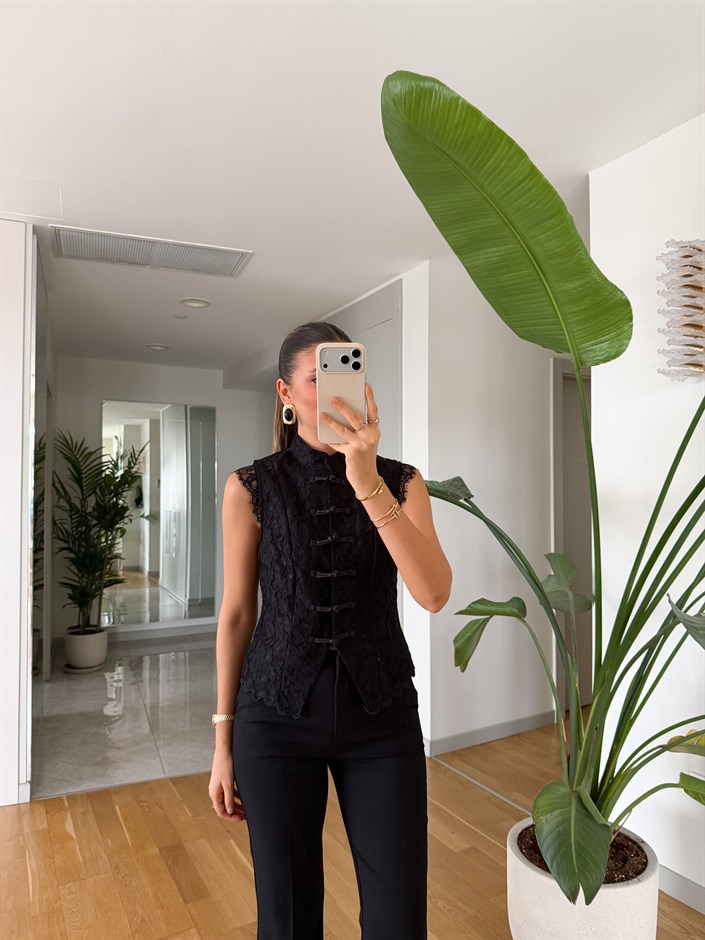 Düğme Detaylı Dantelli Bluz - Siyah