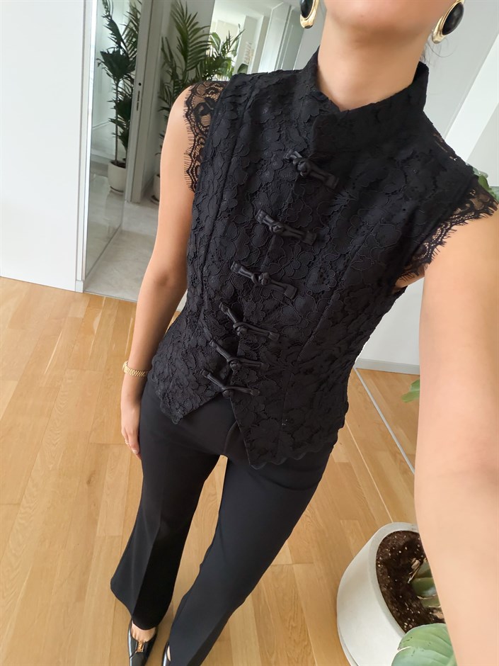 Düğme Detaylı Dantelli Bluz - Siyah