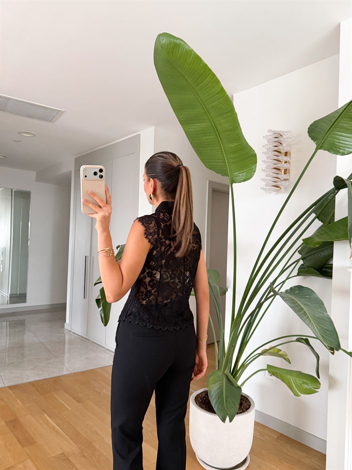 Düğme Detaylı Dantelli Bluz - Siyah