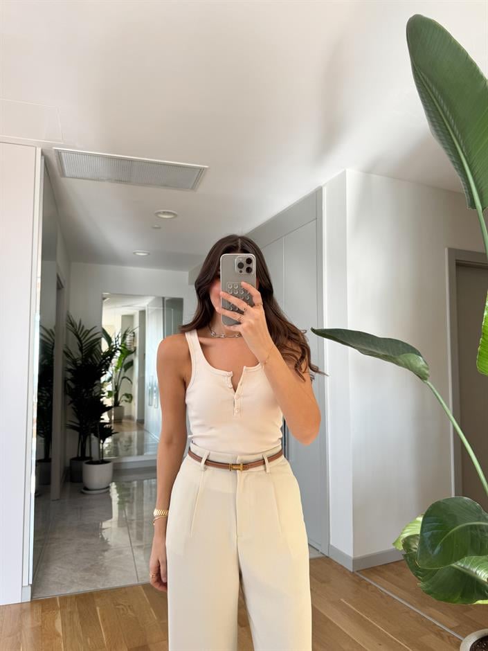 Ekru Yakası Düğmeli Atlet