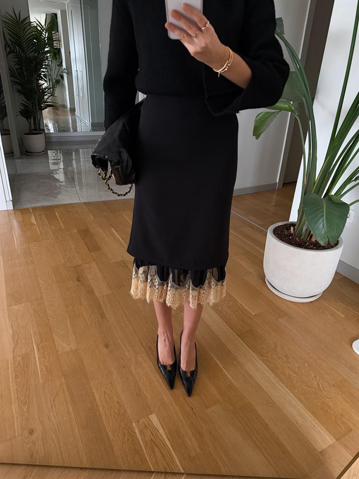 Etek Ucu Dantel Detaylı Midi Etek - Siyah