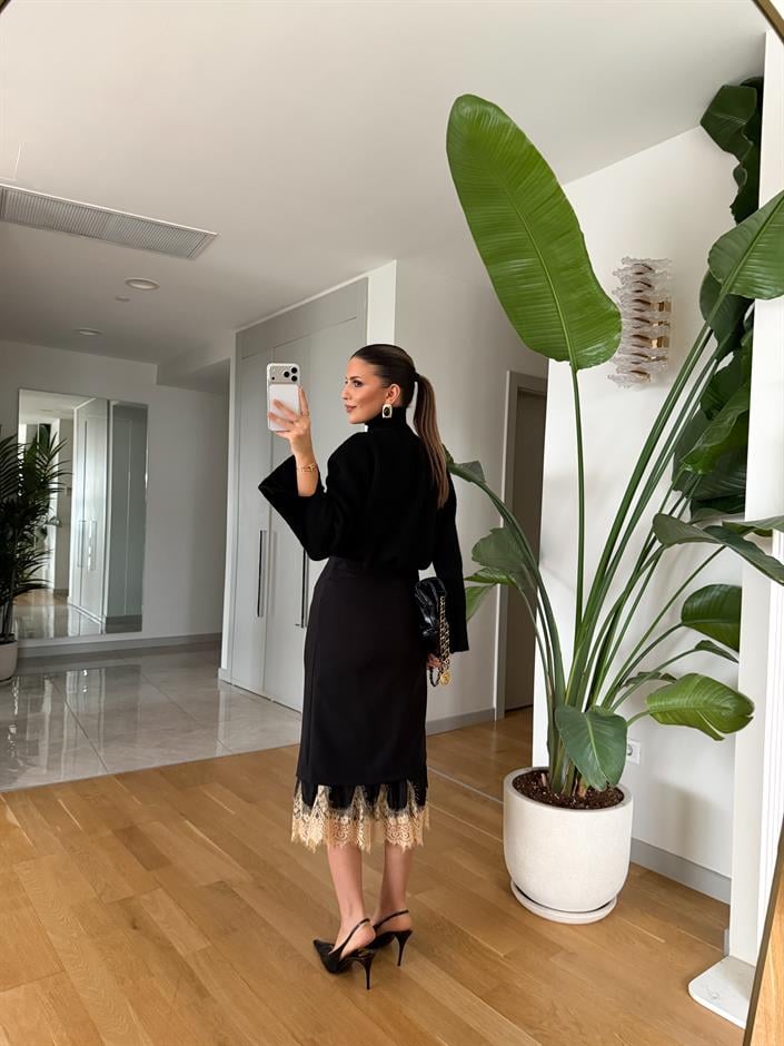 Etek Ucu Dantel Detaylı Midi Etek - Siyah