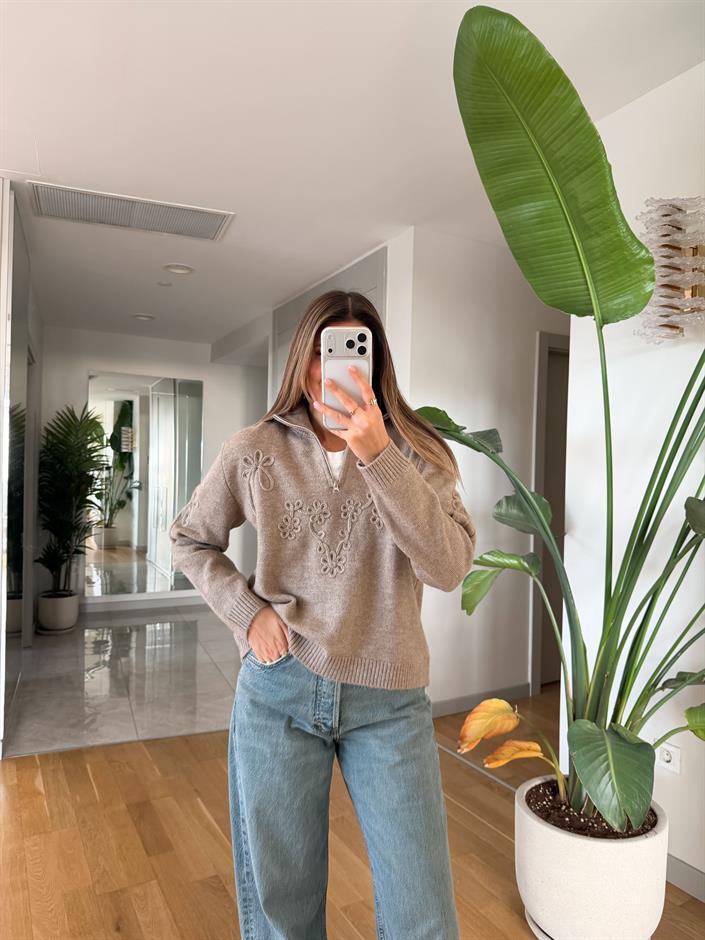 Fermuarlı Çiçek Motifli Kazak - Vizon